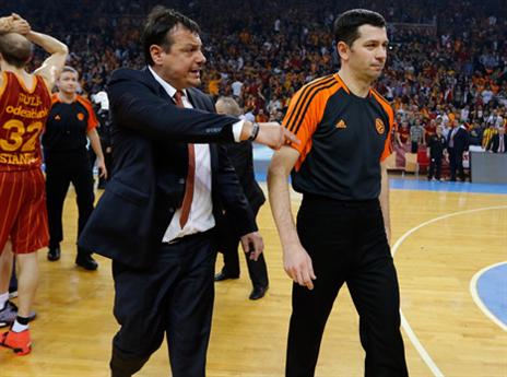 מאמן גלא זעם על השופטים (gettyimages)