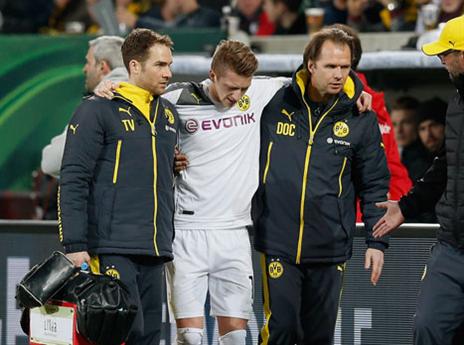 מרקו רויס מובל החוצה. המזל הרע שוב פקד אותו (Getty)