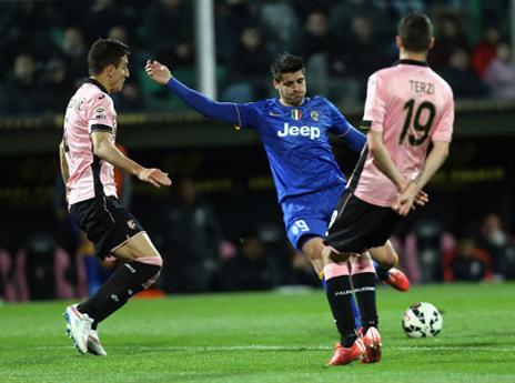 שער ליגה ראשון למוראטה מחוץ לרחבה באיטליה (gettyimages)