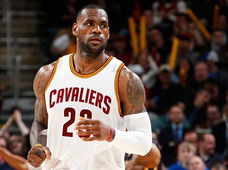 לברון, שמח בשביל החברים (GETTYIMAGES)