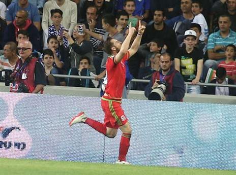 רגע לפני ההפסקה, כוכב ארסנל הרשית ראשון (אלן שיבר)