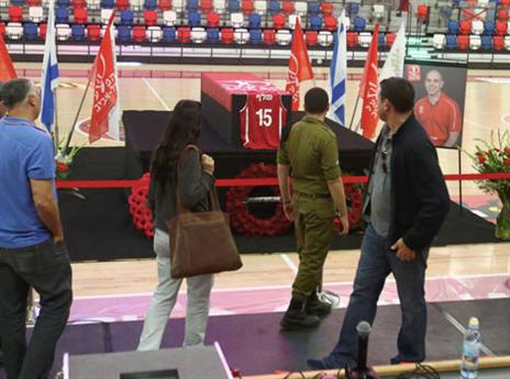 מאות הגיעו לעבור על פני ארונו (אלן שיבר)