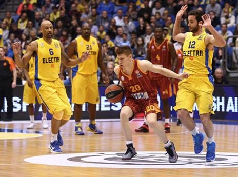 מכבי שוב נגררה אחרי יריבתה (אלן שיבר)