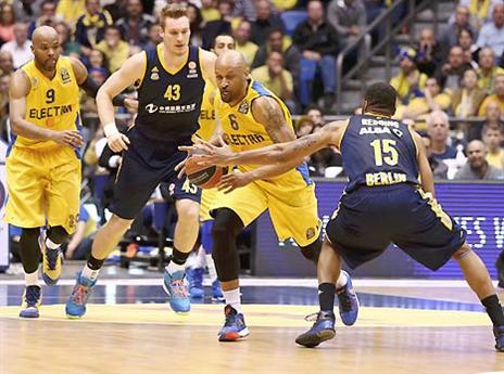 סמית' מוקף בשחקני אלבה. בברלין זה יהיה אפילו קשה יותר (אלן שיבר)