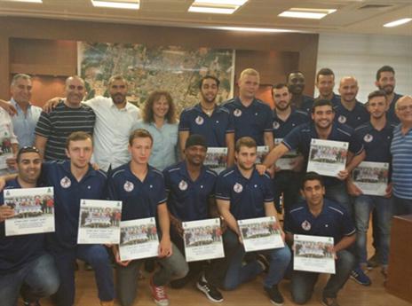 שחקני הקבוצה עם ראשת העיר של רמה"ש, שירה אבין