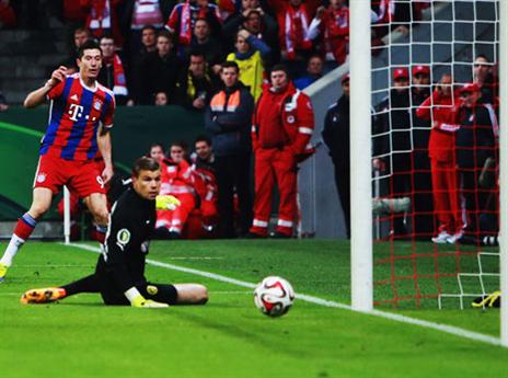 לבנדובסקי כובש את הראשון של באיירן (GETTYIMAGES)