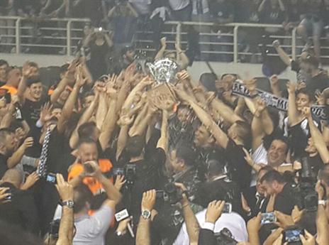 האוהדים מילאו את האולם. אוהדי פאוק חוגגים