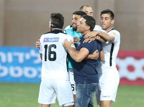 ינצחו גם בנתניה? שחקני עכו ושלומי דורה (יוסי שקל)