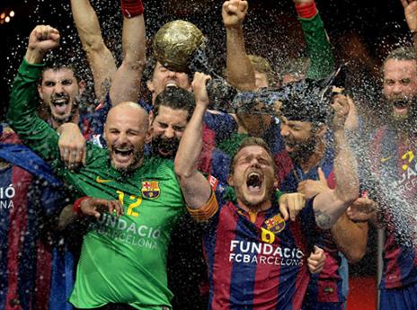 שחקני ברצלונה והגביע (GETTYIMAGES)