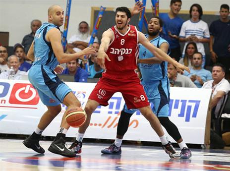 אבל שחקני האדומים הצליחו לבצע בריחה (דני מרון)