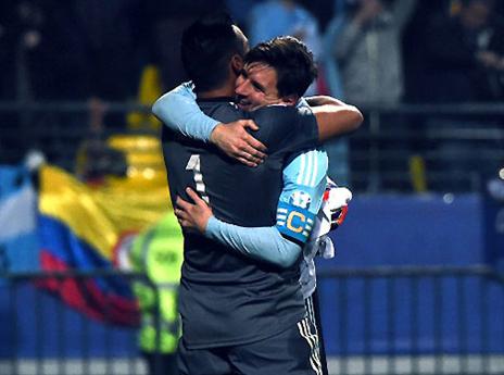 גילה מנהיגות. מסי חוגג עם רומרו (AFP)