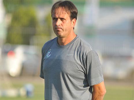 רוני לוי יודיע לשחקנים מי יוצא למחנה (צילום: אתר רשמי מכבי חיפה)