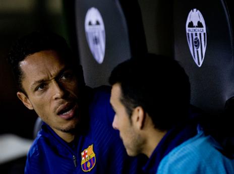 אדריאנו על הספסל עם פדרו. מבוקש ברומא (GETTY)