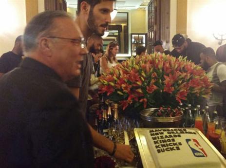 הנה היא מעוד זווית