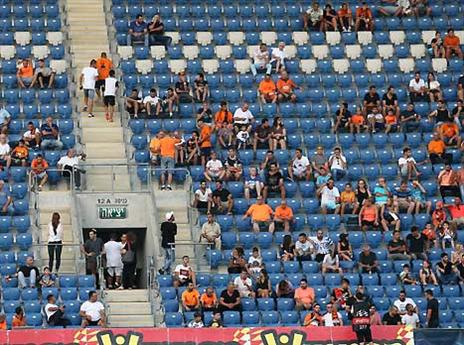 מחכים למשחק בית כנראה. עשרות אוהדי בני יהודה ביציע במושבה (אלן שיבר)