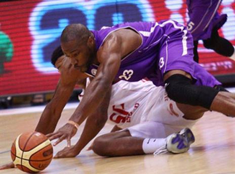 בדרך לקבוצה של קטש. וויליאמסון נגד הפועל ת"א בעונה שעברה (מנהלת הליגה)