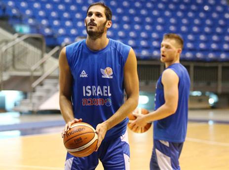 "משחק הגנה באופן נהדר". כספי (אלן שיבר)
