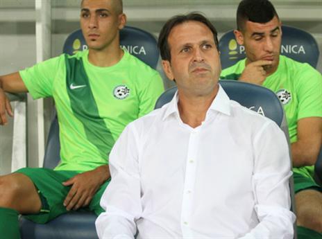 מתלבט בין עזרא לבניון. רוני לוי (יוסי שקל)