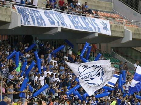 אוהדי מכבי פ"ת. לא נשארים אדישים (צילום: אלן שיבר)