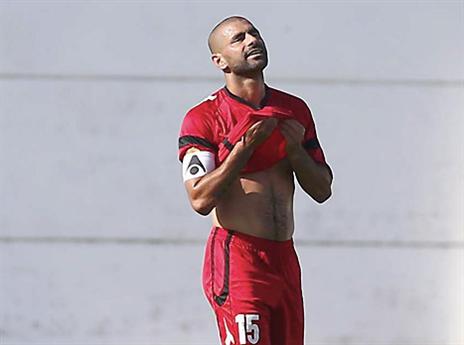 מביט בדאגה מרחוק. טועמה (אלן שיבר)