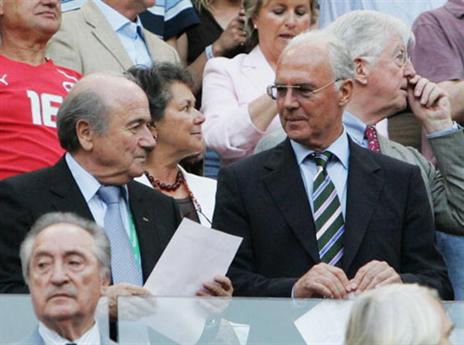 שוב פיפ"א בכותרות. בלאטר לצד בקנבאואר (Getty)