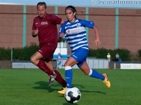 לי פלקון. משחקת בגרמניה