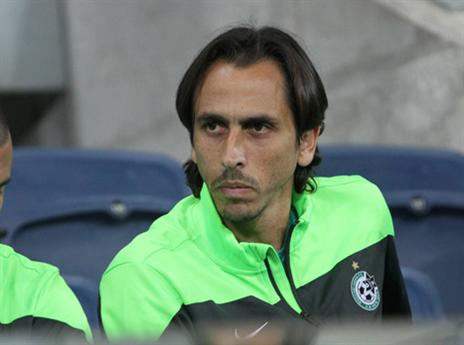 השחקנים מאחוריו. בניון (יוסי שקל)