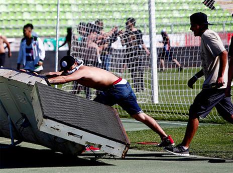 גם שלטי הפרסום נפלו קורבן (Getty)