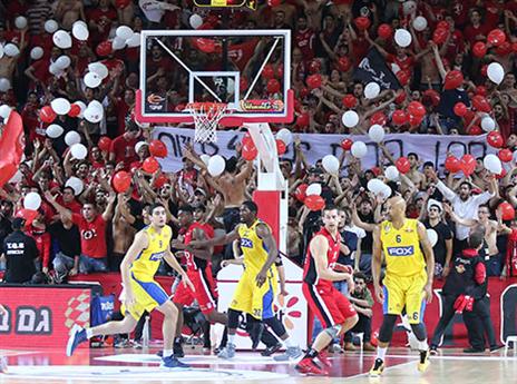 אוהדי הפועל ת"א עם בלונים ביציע (אלן שיבר)