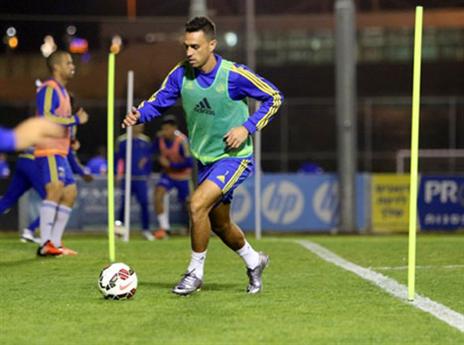 זהבי באימון הבכורה של בוס. בוודאי קרויף סיפר למאמן עליו (האתר הרשמי של מכבי ת"א)