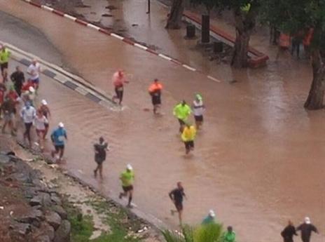 הרצים מתמודדים עם השלוליות בטבריה