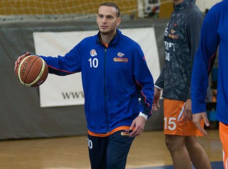 נעימי בחימום לפני המשחק הערב (עודד קרני)