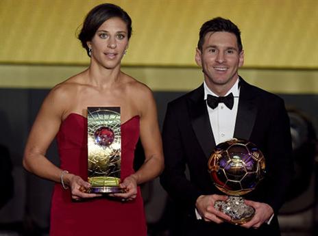 מסי יחד עם קרלי לויד, שחקנית השנה (getty)