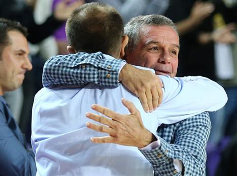 חיבוקים בסיום. עמית גל ושמיר (אלן שיבר)