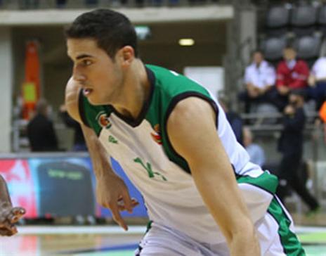 בלייזר במשחק פושר מול האקסית (מנהלת הליגה)