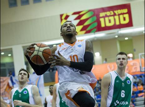 ליונס עולה לסל (עודד קרני)