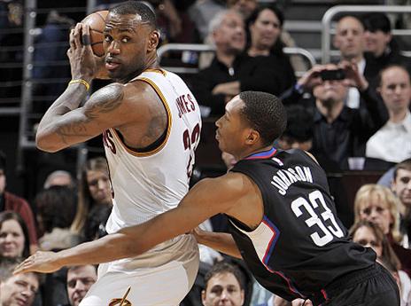 לברון מסתכל מעבר לכתף של ווסלי ג'ונסון (gettyimages)