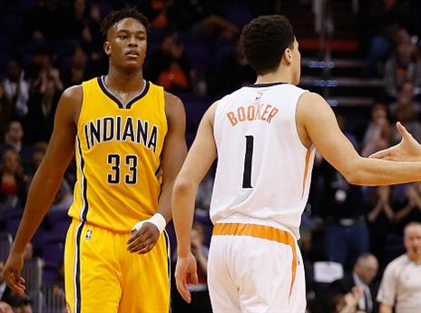 טרנר מסתכל מקרוב על הידית של בוקר (gettyimages)