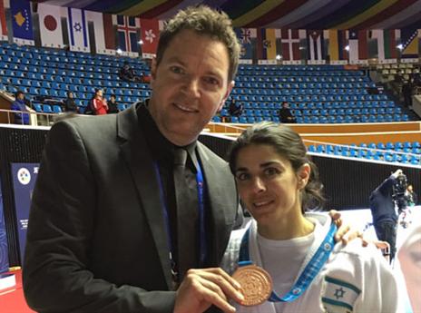 הפסידה בבית הניחומים. שוורץ יחד עם המאמן הרשקו