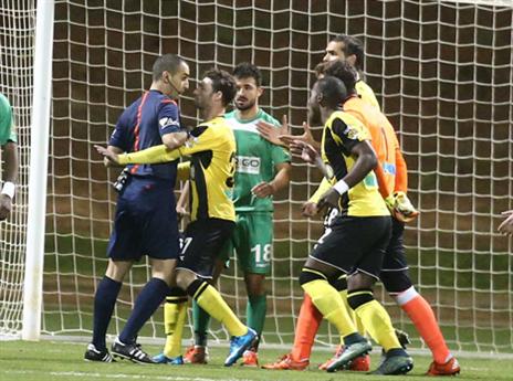 אבידור מתווכח עם צביקה לוי (אלן שיבר)