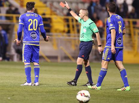 בן הרוש רואה אדום. גם הוא לא ישחק (צילום: אלן שיבר)