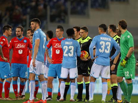 שחקני הקבוצות לאחר העצירה. מוצדק או לא? (Getty)