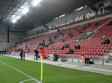 בפתיחת המשחק היציעים כבר התמלאו (דני מרון)