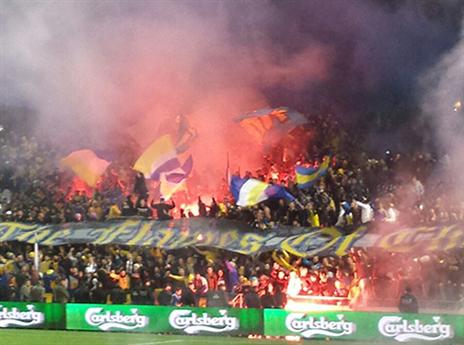 האבוקות ביציעי מכבי ת"א (אלן שיבר)