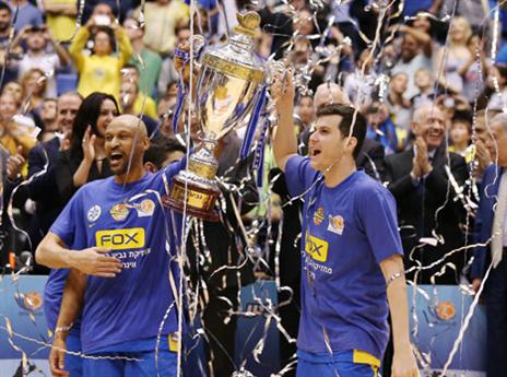 סמית' מניף את הגביע עם פניני (אלן שיבר)