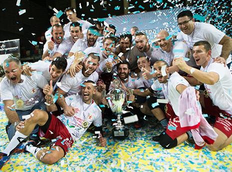 שחקני הפועל ראשל"צ עם הגביע (עודד קרני)