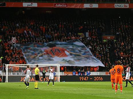 דגל ענק של קרויף ביציע (Getty)