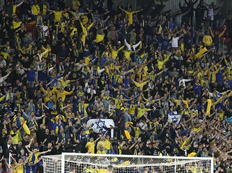 השלט לקרויף עדיין לא אושר. אוהדי מכבי ת"א (צילום: אלן שיבר)