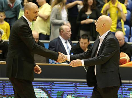 שני המאמנים חייכו בתחילת המשחק (אלן שיבר)