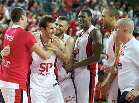 שחקני הפועל ת"א חוגגים עם נאור (אלן שיבר)